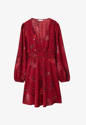 Rode bloemenjurk met lange pofmouwen, diepe V-hals enGathered taille. Kenmerkt zich door delicate bloemen- en vlinderpatronen en een zachte stoffen textuur.