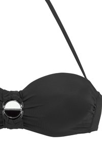 Crni bikini gornji deo s glatkim, trakastim dizajnom i kružnim srebrnim akcentom u sredini, te tankim podešivim trakicama.