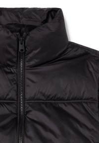 Schwarze gepolsterte Jacke mit hohem Kragen, voller Frontreißverschluss und horizontaler Steppnaht. Der Stoff hat eine glatte, glänzende Textur.