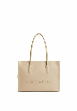 Bolso tote de cuero beige de Coccinelle con dos asas y nombre de la marca en relieve en el frente, forma rectangular, diseño sencillo y elegante.