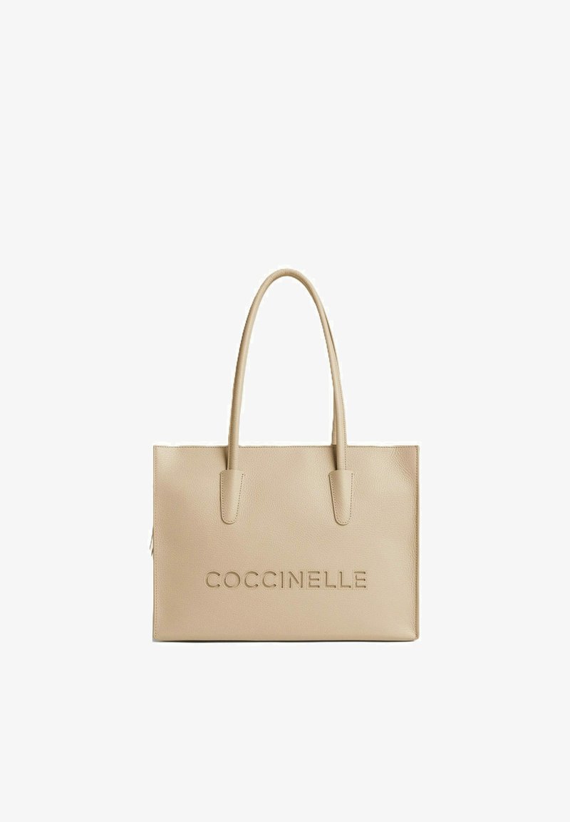 Beige Coccinelle Leder-Shopper mit zwei Griffen und geprägt aufgedrucktem Markennamen auf der Vorderseite, rechteckige Form, schlichtes und elegantes Design.