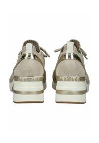 Sneaker beige con tomaia in maglia testurizzata, accentuazione in suede sul tallone, dettagli metallici dorati e suole bianche. Presentano lacci in velcro.