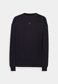 Sweat-shirt noir uni à manches longues avec poignets et ourlet côtelés, et un petit patch logo carré centré sous l'encolure.