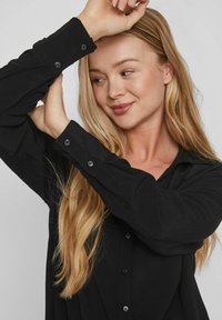 VILA V AUSSCHNITT - Blusa - black