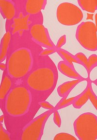 Tessuto decorato con grandi e audaci fiori rosa e arancioni su uno sfondo rosa tenue. Il design presenta una texture liscia e colori vivaci.