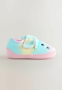 Chausson doux et moelleux dans un dégradé pastel bleu et rose. Présente un visage de lapin avec des yeux noirs et des moustaches. Sangle Velcro pour un ajustement sécurisé.