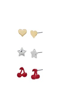 Set di tre paia di orecchini a perno: cuore dorato, stella argentata e ciliegia rossa; ciascuno presenta superfici lucide e forme distintive.