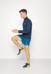 ASICS CORE ZIP WINTER - Pikkade varrukatega topp - french blue