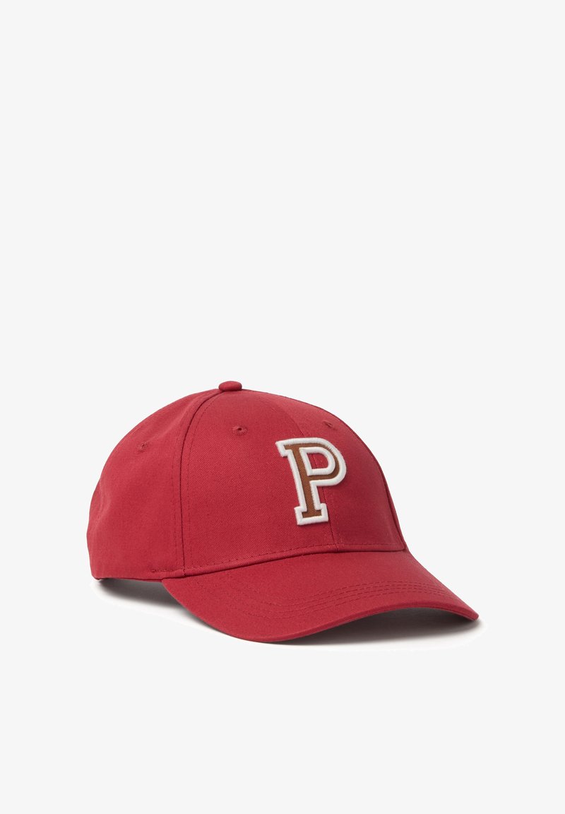 Gorra de béisbol de algodón roja con visera curva, con un logo bordado "P" en blanco y marrón en la parte frontal. Textura suave, correa ajustable.