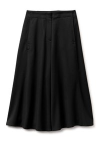 Czarne spodnie z szerokimi nogawkami, z kieszeniami z przodu, gładkim pasem i gładkim materiałem, zaprezentowane na płasko na białym tle.