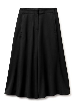 Czarne spodnie z szerokimi nogawkami, z kieszeniami z przodu, gładkim pasem i gładkim materiałem, zaprezentowane na płasko na białym tle.