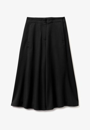 Schwarze weit geschnittene Hose mit vorderen Taschen, flachem Bund und glatter Stoffqualität, flach auf einem weißen Hintergrund präsentiert.