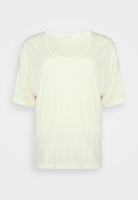 Bílý krátký rukáv tričko s širokým výstřihem a volným střihem, vyrobené z měkké látky s hladkým povrchem.