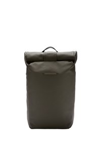 Sac à dos roll-top en vert olive, fabriqué en matériau synthétique texturé. Dispose d'une poignée supérieure et d'une plaque métallique d'accent à l'avant.