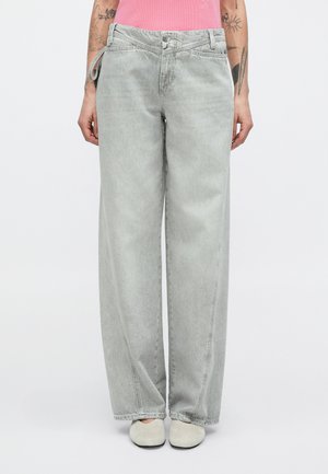 Ανοιχτό γκρι τζιν παντελόνι φαρδιάς γραμμής από denim με ψηλή μέση, που διαθέτει κλείσιμο με κουμπιά μπροστά και λεπτομέρεια δέσιμου στη μέση.
