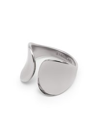 Silberfarbener Metallring mit einem glatten, offenen Design. Besitzt zwei gebogene, asymmetrische Platten, die das Licht reflektieren und eine polierte Oberfläche zeigen.