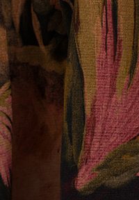 Blumenstoff mit großen pinken und dunkelgrünen Blättern auf einem strukturierten braunen Hintergrund. Das Muster zeigt sanfte, harmonisch abgestimmte Farben und Details.