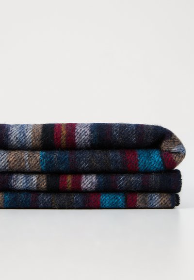 Vilnonės antklodės sukrautos, su tamsiai mėlynu, bordo, turkio ir šviesiai pilku languotu raštu, pasižyminčios įvairiomis tekstūromis ir minkštu paviršiumi.