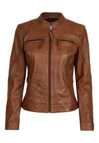 Bruine leren jas met een ronde kraag, ritssluiting aan de voorkant en twee ritszakken op de borst. Glad textuur en een getailleerd ontwerp met minimale details.