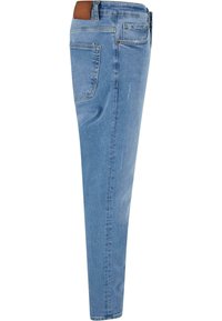 Jeans de color azul claro con un ajuste slim, fabricados en denim. Presentan un parche de cuero marrón en la cintura y un ligero desgastado en la parte delantera y trasera.