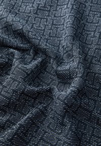 Tejido azul marino con un patrón texturizado blanco, que presenta cortinas suaves y fluidas con finas líneas horizontales, resaltando un diseño sutil.