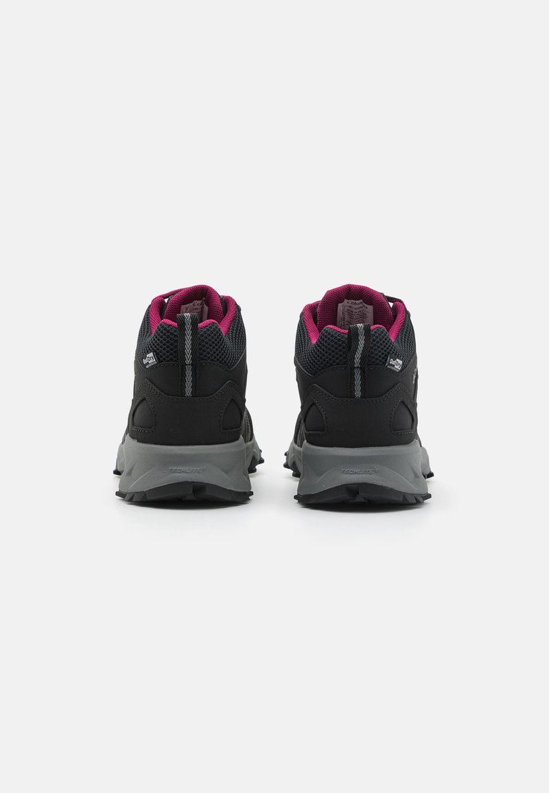 Czarne buty sportowe z siateczkową cholewką, szarym spodem i różowymi akcentami. Posiadają wyściełany kołnierz i język dla komfortu. Teksturowana gumowa podeszwa.