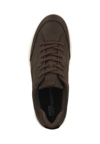Brązowe skórzane sneakersy z okrągłym noskiem, kontrastującą białą podeszwą, sznurowanym przodem oraz siateczkowymi wstawkami po bokach. Posiadają logo marki na wkładce.