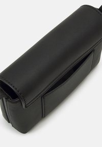 Calvin Klein Taška s příčným popruhem - black