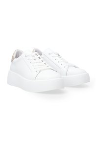 Weiße Leder-Sneaker mit runder Zehenpartie, ausgestattet mit einer strukturierten weißen Sohle und einem goldenen Akzent an der Ferse. Schnürdesign für einen sicheren Sitz.