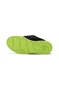 Zapatilla negra con suela de goma verde texturizada. Presenta un diseño elegante, lengüeta acolchada y puntera reforzada para mayor durabilidad.