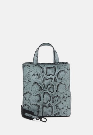Petit sac carré avec motif en peau de serpent gris et noir, poignées courtes, et une bandoulière noire détachable avec une boucle en métal.