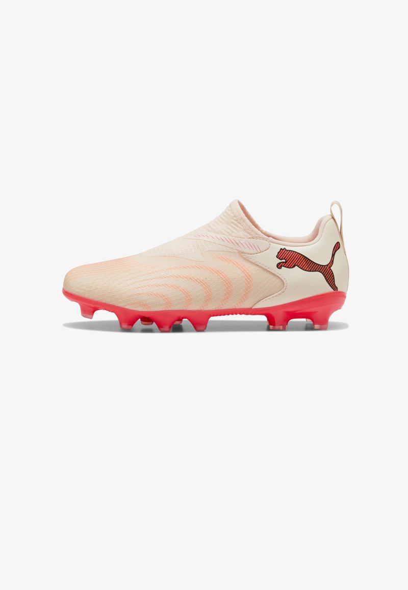 Crampon de football beige clair avec des crampons rouge corail et le logo Puma sur le talon, avec une tige texturée et une languette à l'arrière.