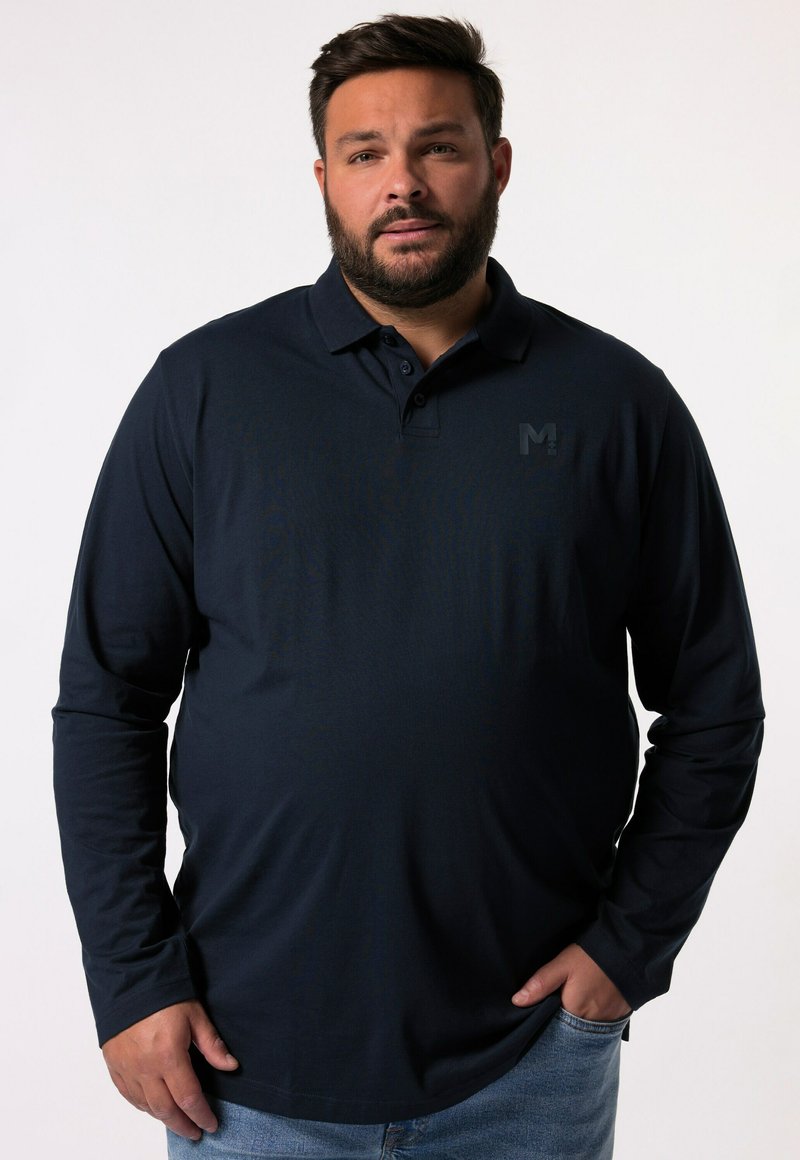 Mörkblå långärmad polo med krage, med en diskret logotyp på bröstet, tillverkad av ett mjukt tyg.
