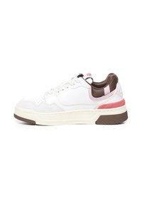 Sneaker bianco in pelle con superficie texturizzata, tallone marrone, dettagli rosa e suola spessa. Caratterizzato da lacci rotondi e colletto imbottito.