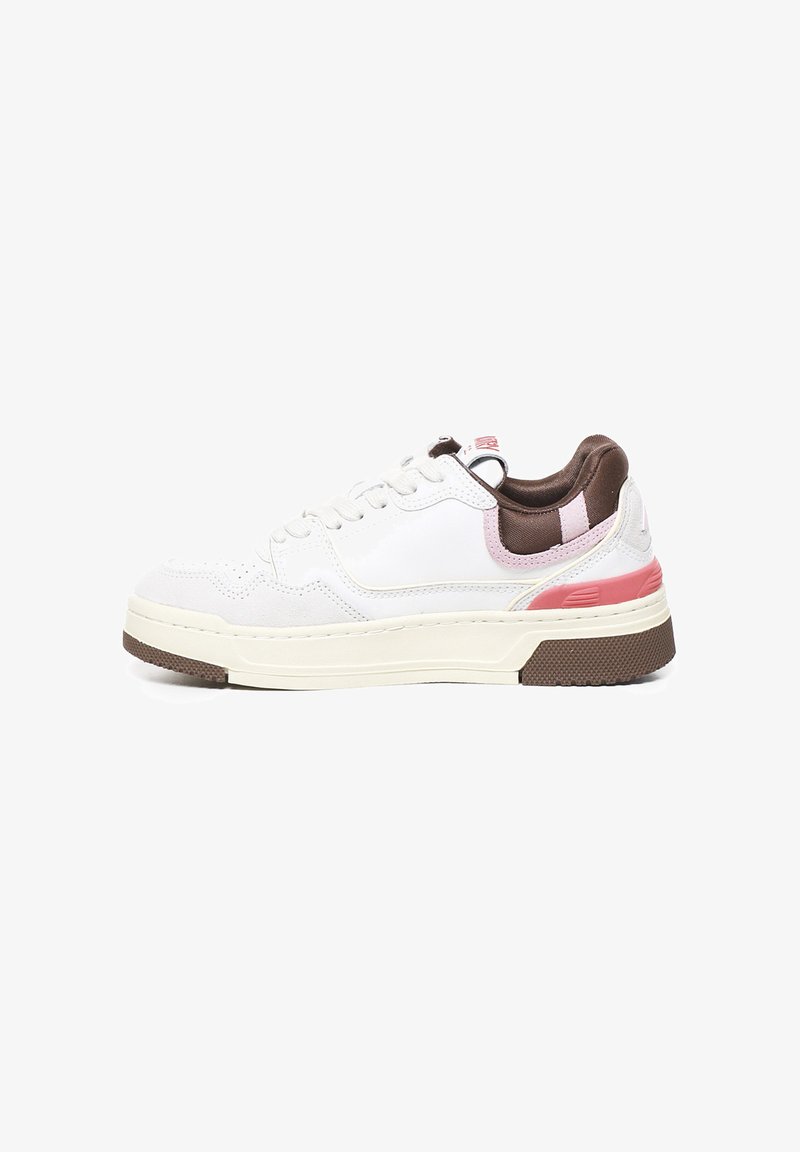 Sneaker bianco in pelle con superficie texturizzata, tallone marrone, dettagli rosa e suola spessa. Caratterizzato da lacci rotondi e colletto imbottito.