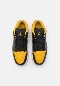 Jordan AIR JORDAN 1 LOW - Sneakers basse - black/yellow ochre/white