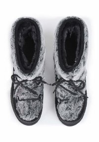 Graue Kunstfell-Winterstiefel mit abgerundeter Spitze, schwarzem Innenfutter und kontrastierenden Schnürsenkeln; sie besitzen eine strukturierte Außenseite und erscheinen weich.