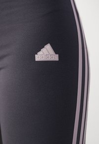 adidas Sportswear FUTURE ICONS THREE STRIPES LEGGING - Leggings - legend ivy