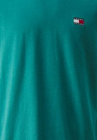 Tommy Jeans BADGE  - Camiseta básica - timeless teal