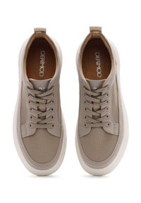Sneakers beige con tomaia in mesh e pelle, punta rotonda, lacci piatti, collare imbottito, suola testurizzata e logo sulla linguetta.