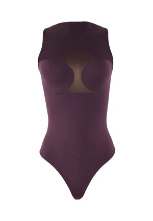 Ärmlös plommonfärgad bodysuit med genomskinlig meshpanel över övre bröstet och axlarna, med hög halsringning och rundade utfällningar vid bysten.