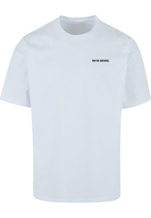Balts kokvilnas T-krekls ar īsām piedurknēm, apaļu kakla izgriezumu un melnu tekstu "9N1M SENSE" uzdruku uz priekšpuses. Vienkāršs dizains un gluda tekstūra.