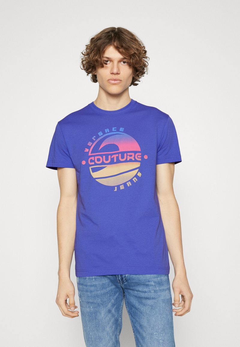 Versace Jeans Couture T shirt Imprim Periwinkle bleu ZALANDO FR versace-jeans-couture-t-shirt-imprim-periwinkle-bleu-zalando-fr