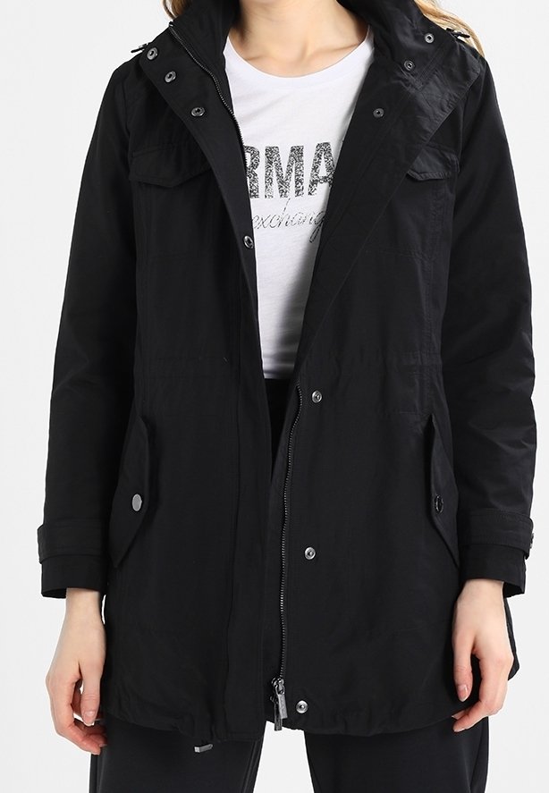 Parka negra con cremallera frontal, bolsillos abotonados y un cordón ajustable en la cintura. Presenta una capucha y una textura de tela suave.
