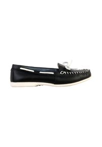 Mocassin en cuir noir avec coutures blanches, lacets blancs noués sur le dessus et semelle blanche, montré de profil sur fond blanc.