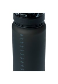 Bottiglia d'acqua opaca nera con un coperchio nero. Segni di misurazione in azzurro chiaro, che indicano capacità da 350 ml a 800 ml sul lato.