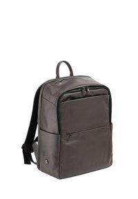 Zaino in pelle grigia dal design elegante, dotato di maniglia superiore, spallacci regolabili e numerosi scomparti con zip per la conservazione.