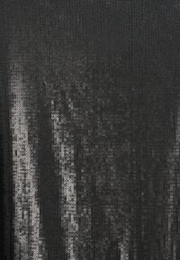 Tessuto nero con paillettes, caratterizzato da una superficie tessurizzata e da paillettes circolari lucide disposte in modo ravvicinato, che riflettono la luce in varie aree.