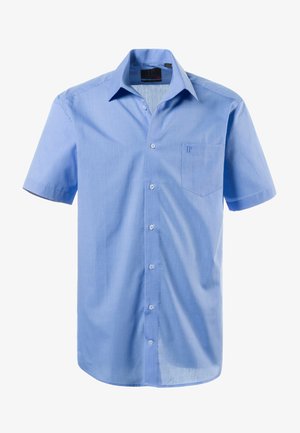 Camisa de manga corta y botones en tela de color azul claro. Presenta un único bolsillo en el pecho y un patrón sutil con un dobladillo redondeado.