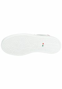 Semelle de sneaker blanche avec un motif de vagues texturé, présentant un logo de marque et des accents du drapeau italien en rouge, vert et blanc.
